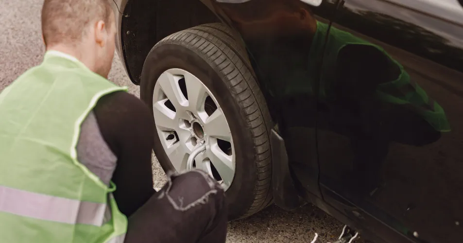 Qucik Car Tyre Puncture Repair Service in UAE at TyresCart