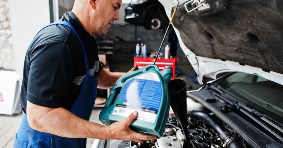 Car synthetic oil change service in UAE at TyresCart