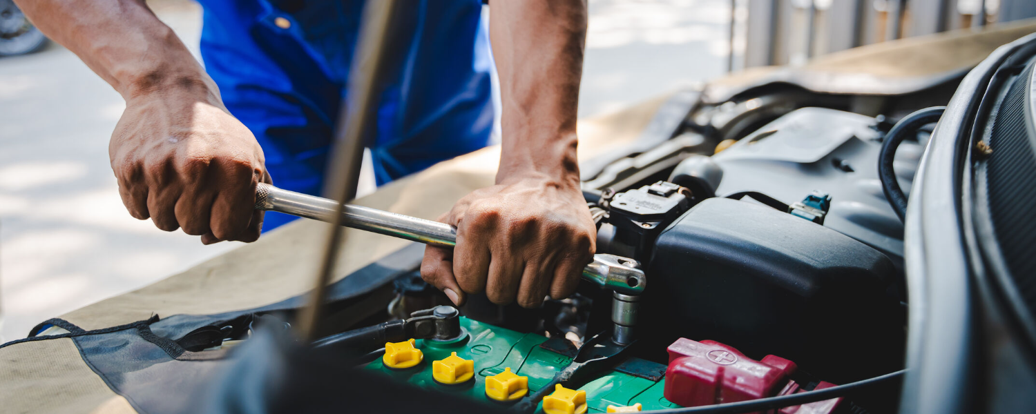 Why UAE Drivers Prefer Online Car Battery Replacement Over Garage Visits?