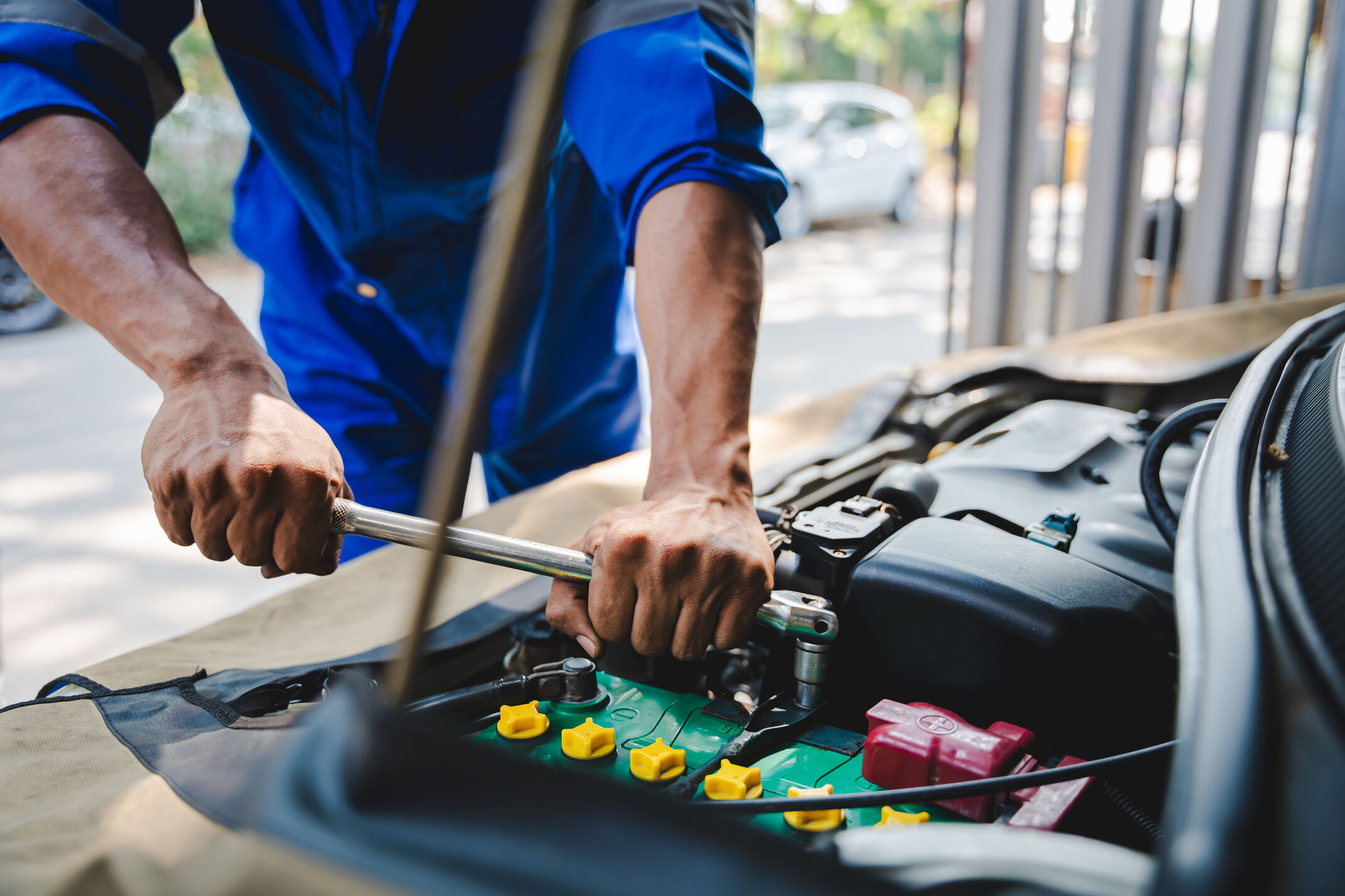 Why UAE Drivers Prefer Online Car Battery Replacement Over Garage Visits?