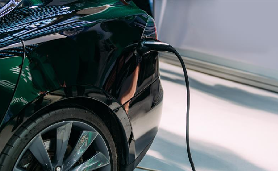 Top Tyre Brands for Tesla, Nissan Leaf & Other EVs in UAE